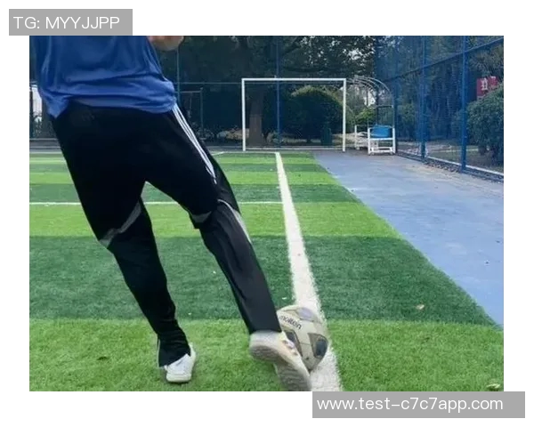 踢足球时应使用哪些身体部位进行有效的传球和射门技巧解析